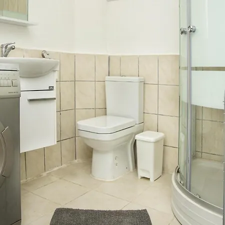 1 Bedroom Central House In *